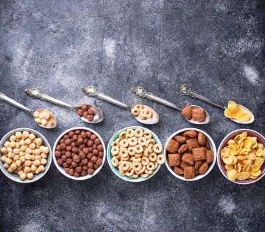 Kahvaltı için çeşitli Mısır gevreği seçimi