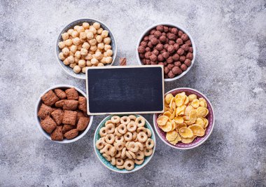 Kahvaltı için çeşitli Mısır gevreği seçimi