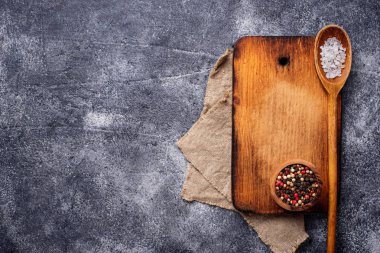 Baharat ve kesme tahtası ile mutfak arka plan 