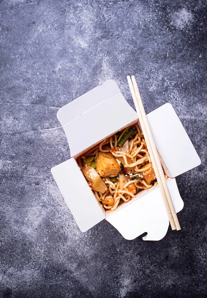 Fideos con tofu y verduras en caja —  Fotos de Stock