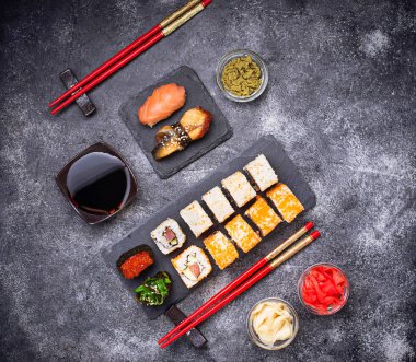 Suşi ve rulo siyah masaya ayarla