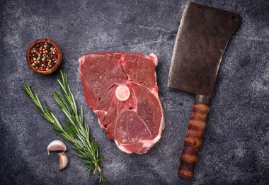 Biberiye, baharat ve cleaver ile kuzu eti. 