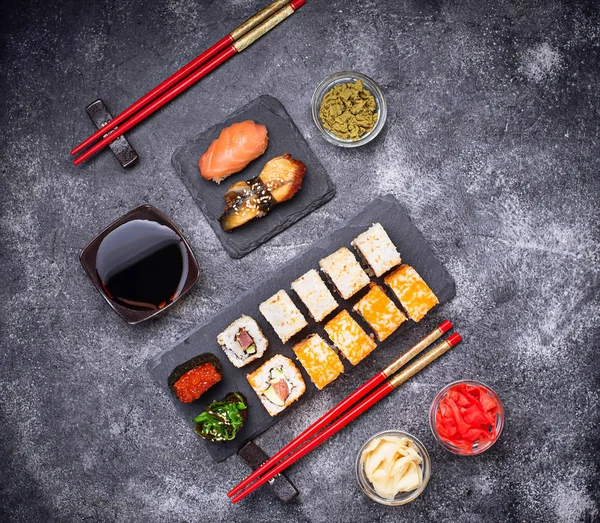 Suşi ve rulo siyah masaya ayarla