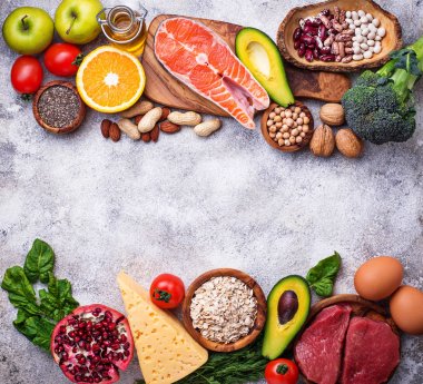 Et, balık, baklagiller, fındık ve sebze. 