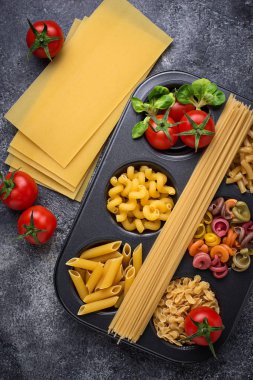 Makarna ve kiraz domates çeşitli tip