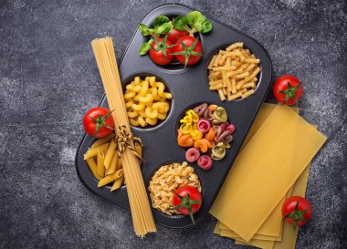 Makarna ve kiraz domates çeşitli tip