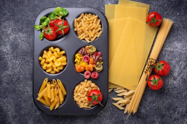 Makarna ve kiraz domates çeşitli tip