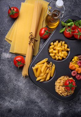 Makarna ve kiraz domates çeşitli tip