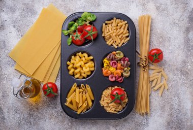 Makarna ve kiraz domates çeşitli tip