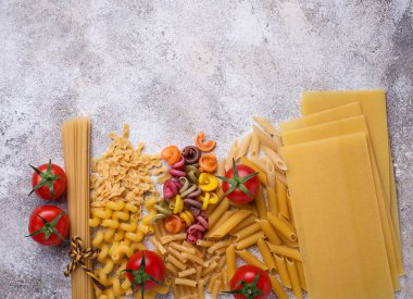 Makarna ve kiraz domates çeşitli tip