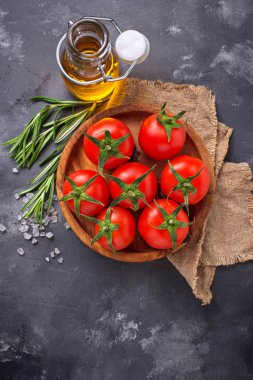 Gri tablo taze kiraz domates