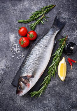 Çiğ balık levrek çeşniler ile 