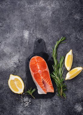 Baharat ile taze somon steak. 