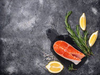 Baharat ile taze somon steak. 