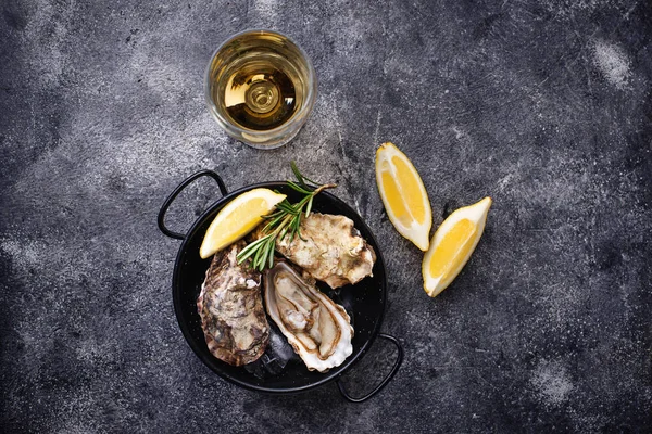 Frische Austern mit Zitrone und Weißwein — Stockfoto