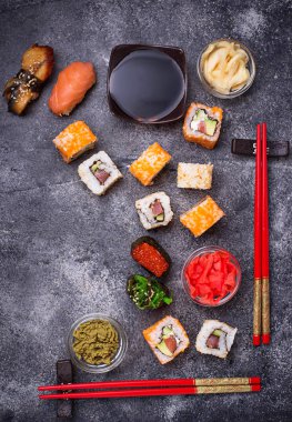 Suşi ve rulo siyah masaya ayarla