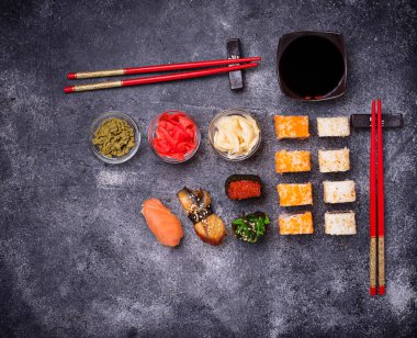 Suşi ve rulo siyah masaya ayarla