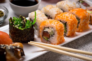 Suşi rulo set wasabi, zencefil ve soya sosu ile . 