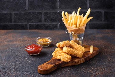 Patates kızartması ve tavuk nuggets 