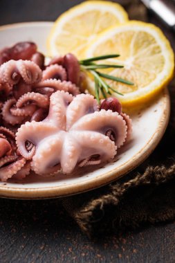 Bebek ahtapot plaka limon ve biberiye