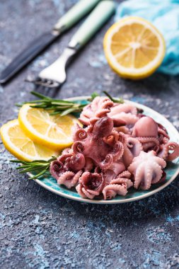 Bebek ahtapot plaka limon ve biberiye