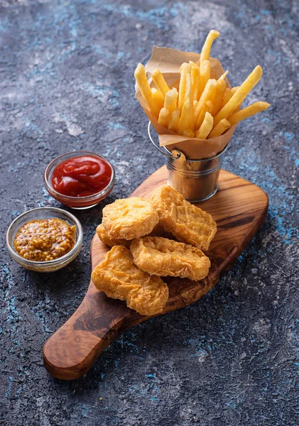 Pommes och kyckling nuggets — Stockfoto