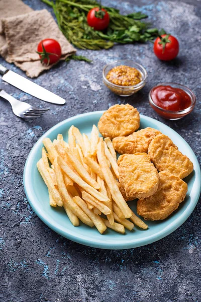 Patatas fritas y nuggets de pollo —  Fotos de Stock