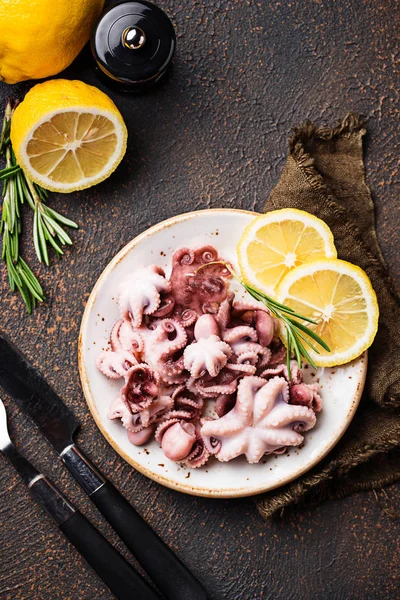 Pulpo bebé en plato con limón y romero —  Fotos de Stock