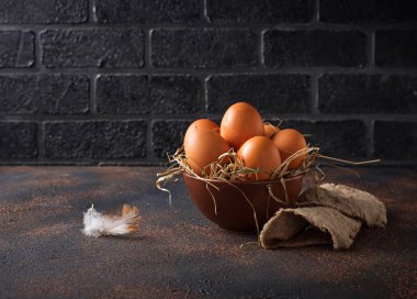 Kase taze çiğ kahverengi yumurta