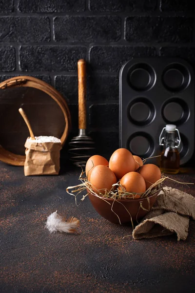 Friss nyers barna tojás, tálba — Stock Fotó