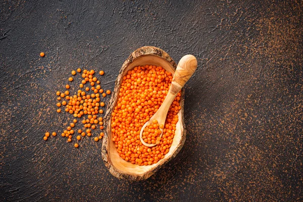 Bowl dengan kacang merah pada latar belakang berkarat — Stok Foto