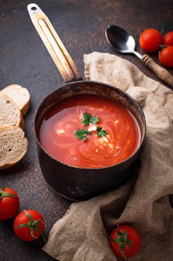 Domates çorbası gaspaço güveç içinde