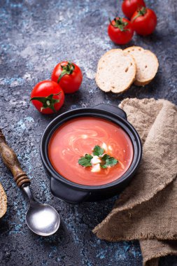 Domates çorbası gaspaço güveç içinde