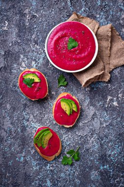 Pancar Humus ile sağlıklı vegan tost