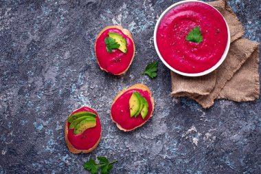 Pancar Humus ile sağlıklı vegan tost
