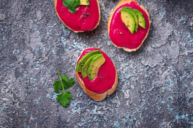 Pancar Humus ile sağlıklı vegan tost