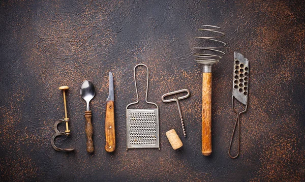 Paslı arka plan üzerinde eski vintage mutfak gereçleri — Stok fotoğraf