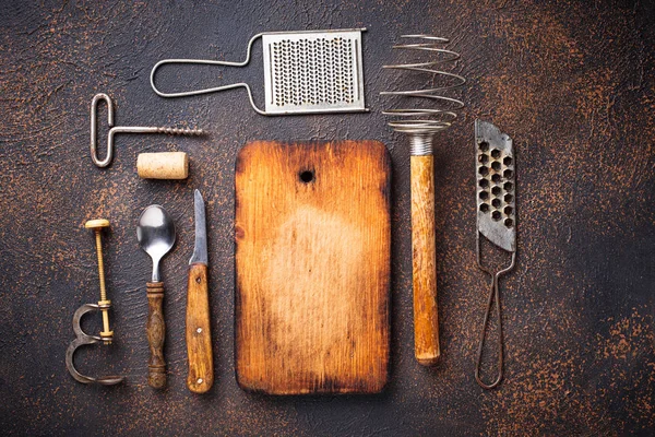 Utensilios de cocina antiguos vintage sobre fondo oxidado — Foto de Stock