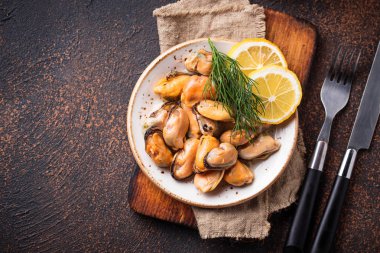 Limon ve baharatlarla Marine midye