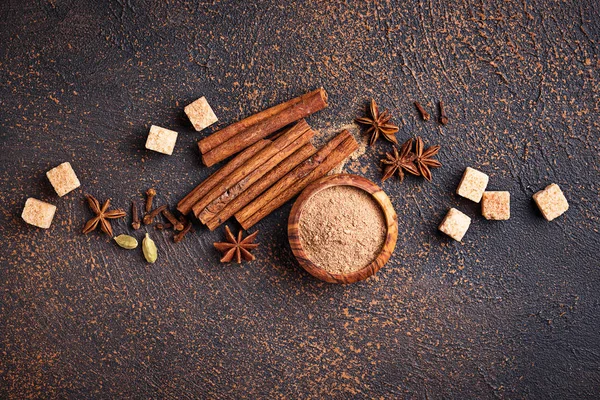Canela, anis, cardamomo, trevo e açúcar — Fotografia de Stock