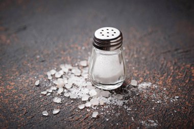 Paslı arka plan üzerinde beyaz deniz tuzu