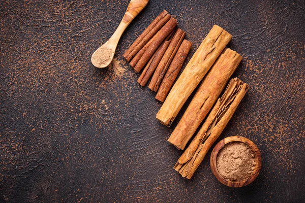 Cannelle de Ceylan et cassia, bâtonnets et poudre — Photo