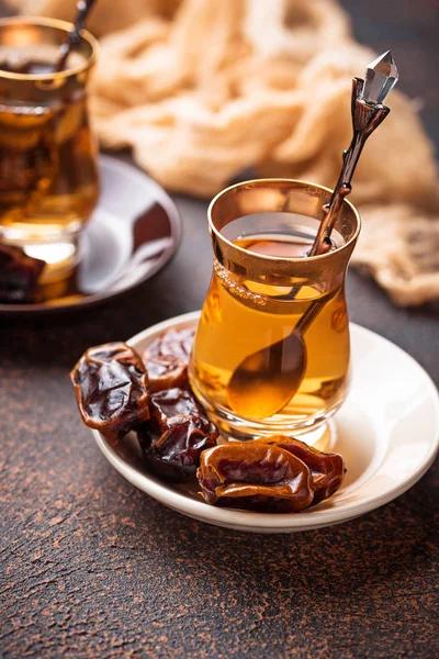 Chá árabe tradicional e datas secas — Fotografia de Stock