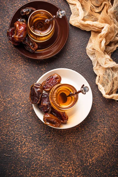 Tradycyjnej herbaty arabskiego i sucho daty — Zdjęcie stockowe