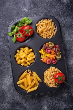 Makarna ve kiraz domates çeşitli tip