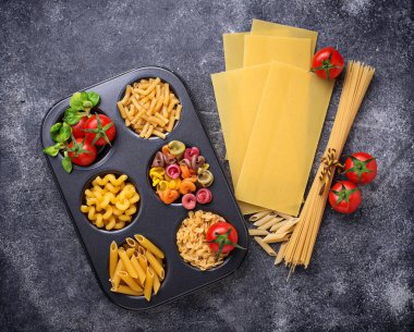 Makarna ve kiraz domates çeşitli tip