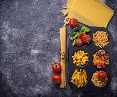 Makarna ve kiraz domates çeşitli tip