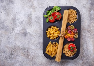 Makarna ve kiraz domates çeşitli tip