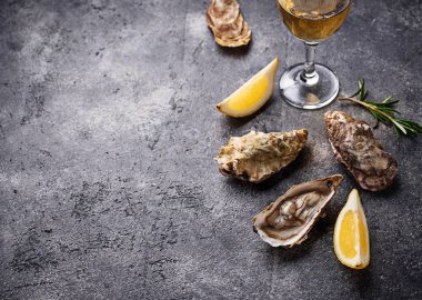 Limon ve beyaz şarap taze istiridye