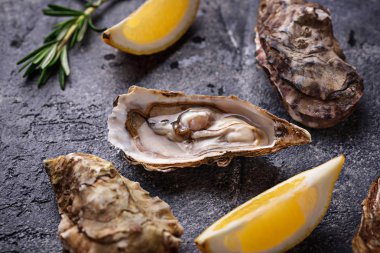 Limon ve biberiye ile taze istiridye